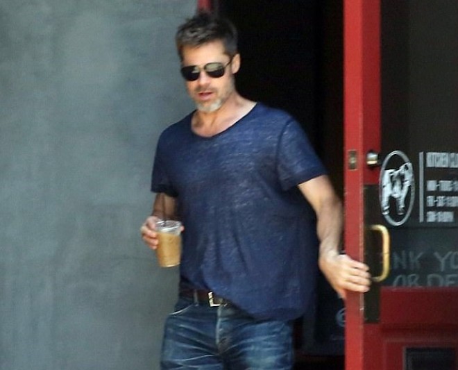 Bred Pitt dostları ilə nahar yeməyində - foto
&nbsp;