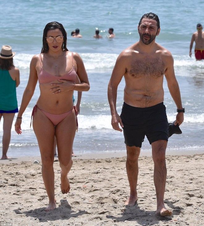 Məşhur aktrisa əri ilə İspan çimərliyində - foto