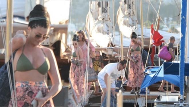 Deniz Çakır çimərlik geyimində