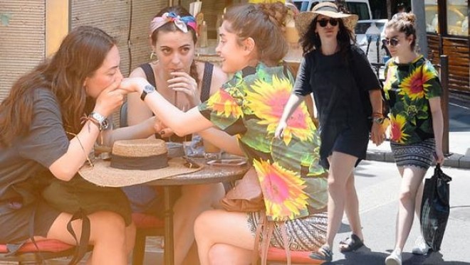 Əl-ələ gəzib, əlini öpdü