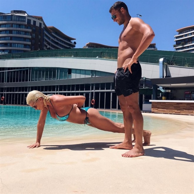 Serbiyalı müğənninin istirahət fotoları