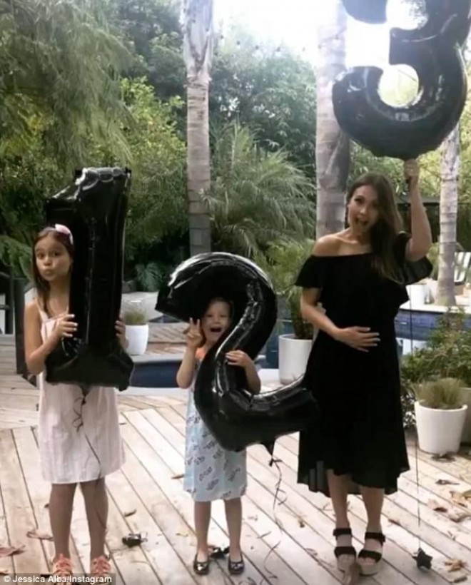 Məşhur aktrisa istirahətdən geri qayıtdı