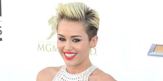 Mayli Sayrus qoluna döymə etdirdi