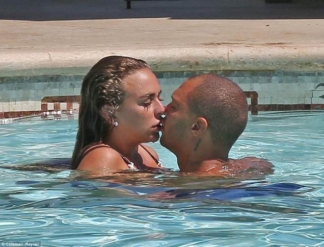 Boşanma ərəfəsində olan məhbus model yeni sevgilisi ilə hovuzda öpüşdü - foto