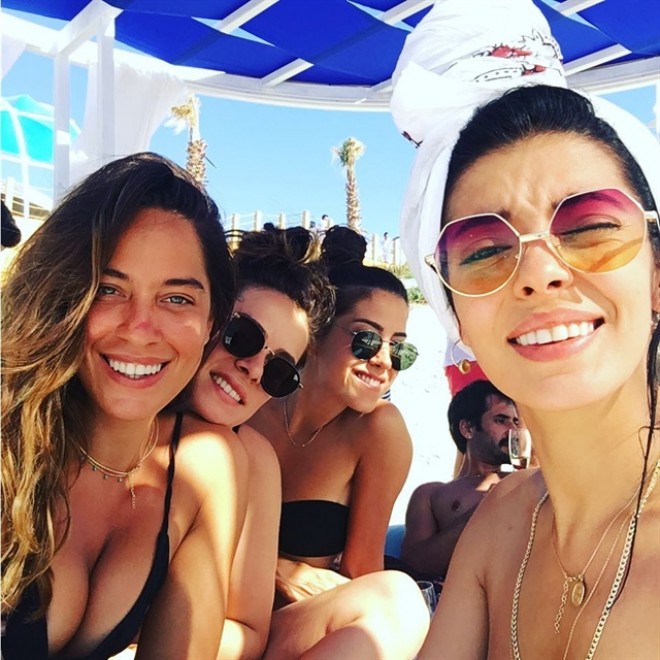 Məşhur gözəllər Çeşmədə