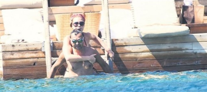 Əvvəl belinə çıxdı, sonra öpüşdü - fotolar