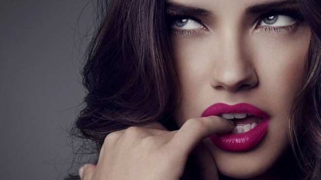 Adriana Lima türkiyəli sevgilisi ilə öpüşərkən - fotolar