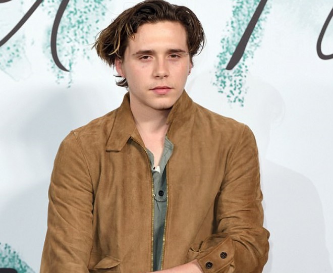 Bekhem qoluna kompas döyməsi etdirdi