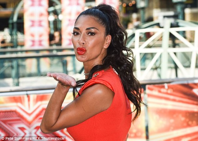 Nikol geyimi ilə heyran etdi