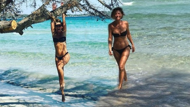 41 yaşlı aktrisa çimərlik geyimində olan fotoları ilə gündəmə gəldi