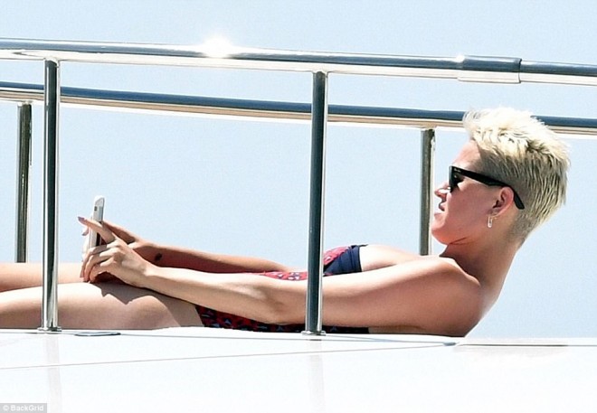 Keti Perrinin İtaliya istirahəti - foto