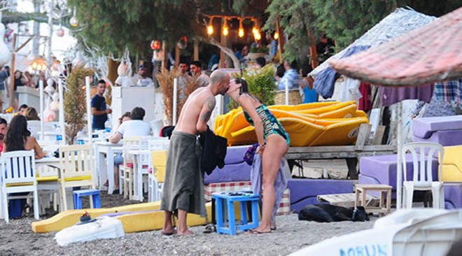 Birce Akalay sevgilisi ilə öpüşdü - foto