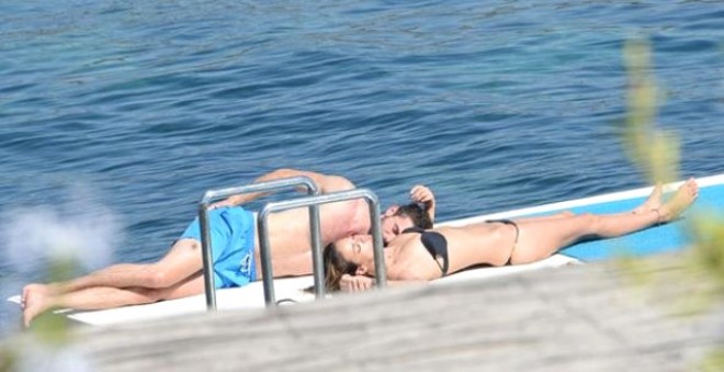 Aktyor dənizdə sevgilisi ilə öpüşdü