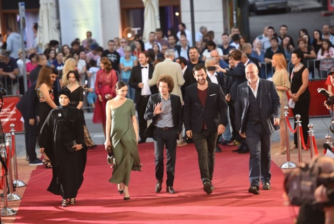 Aktrisa qırmızı xalçada göz oxşadı