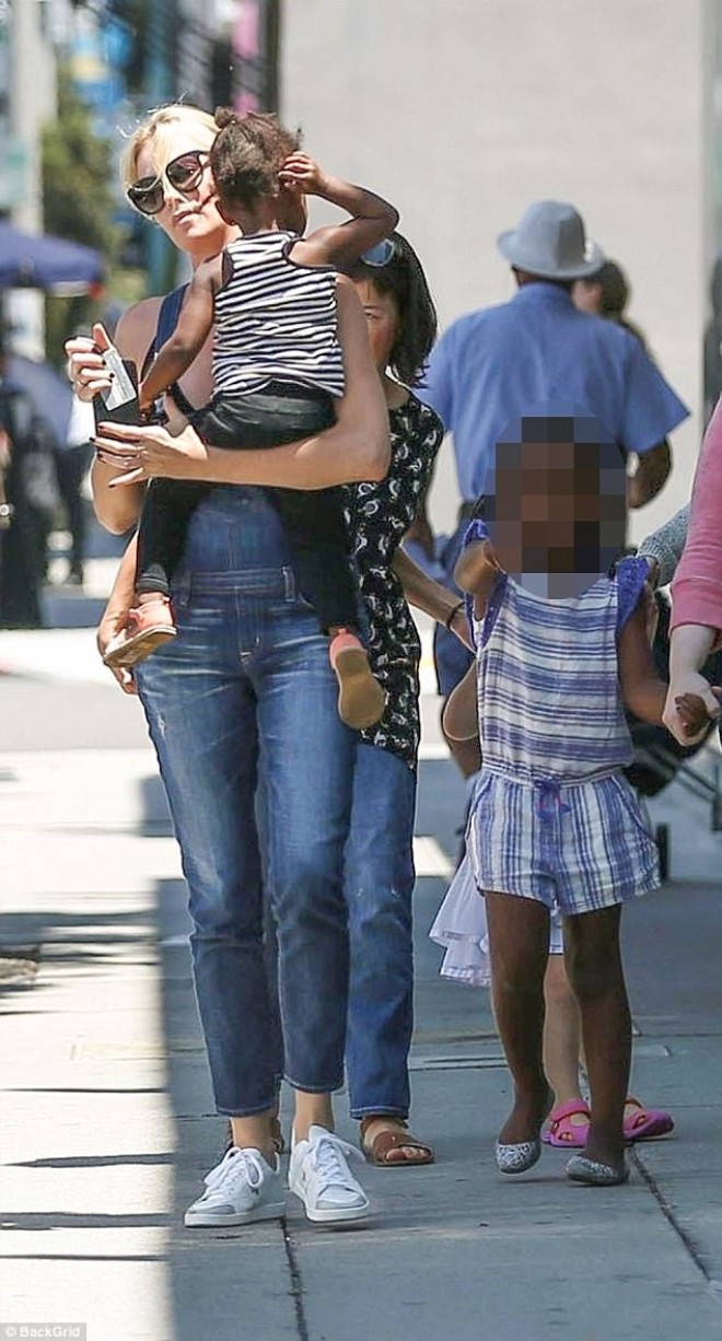 Şarliz qızı və oğlu ilə - foto