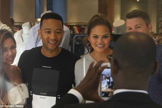 Krissi həyat yoldaşı və iti ilə gəzintidə - foto