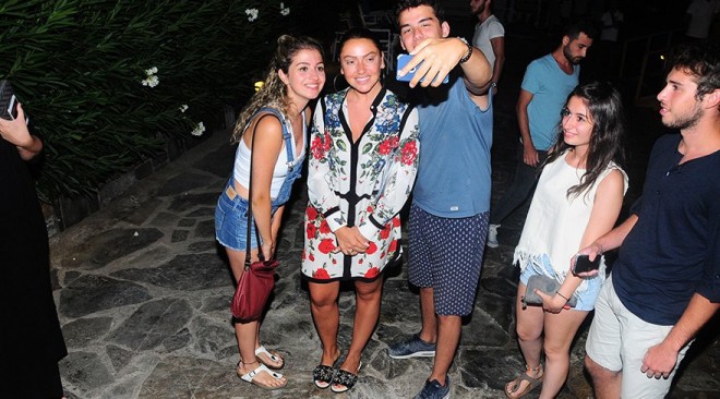 Müğənni sevənləri ilə vaxt keçirdi