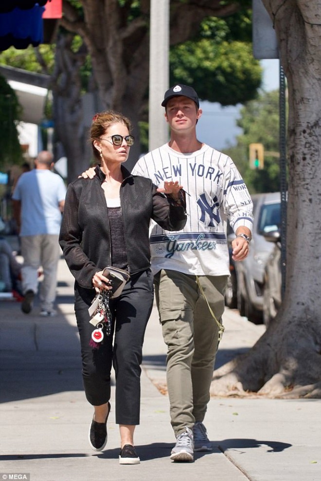 Şvarsneqqerin oğlu və keçmiş həyat yoldaşı - foto