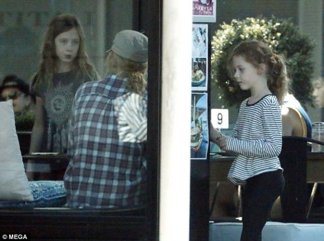 Nikol övladları ilə nahar yeməyində - foto