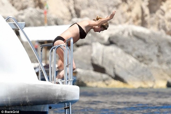 Sinəsini nümayiş etdirən model adada sevgilisi ilə öpüşdü - foto