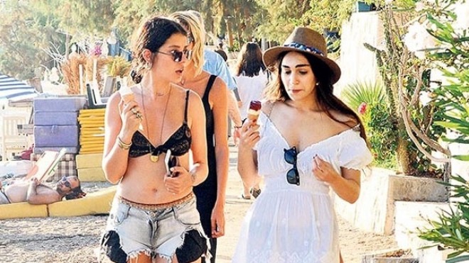 Selin Şekerci müxbirlərə əsəbiləşdi