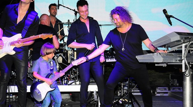 Oğlu ilə eyni səhnədə - foto