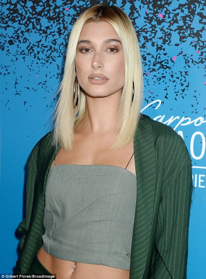 Məşhur model göy xalça üzərində göz oxşadı - foto