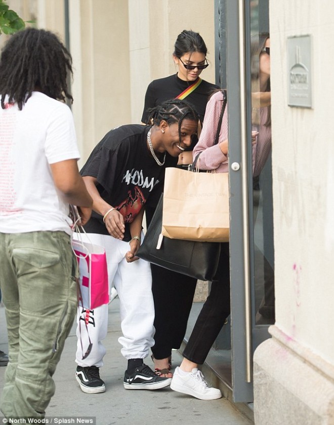 Kendal sevgilisi ilə gəzintidə - foto