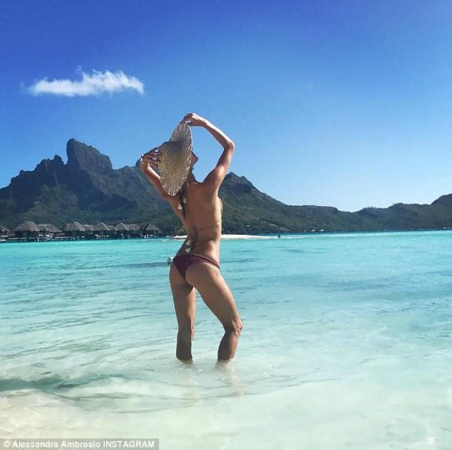 Alessandra Ambrosionun Bora-Bora tətili - fotolar