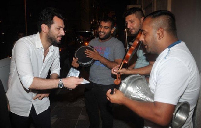 Murad 500 lirə bəxşiş verdi