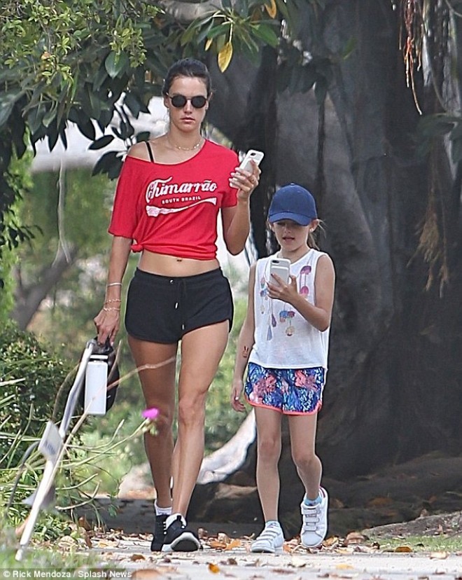 Alessandra qızı ilə gəzintidə - foto