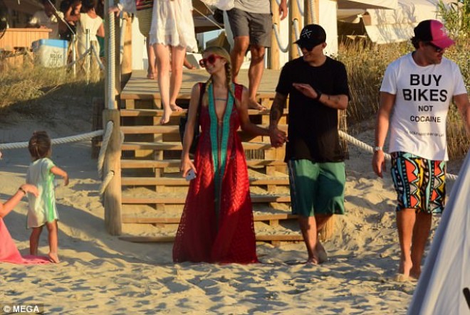 Paris Hilton sevgilisi ilə Formentera adasında - foto