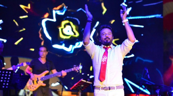 Emre Altuğ “İzmir Marşı” ilə sevənlərini coşdurdu