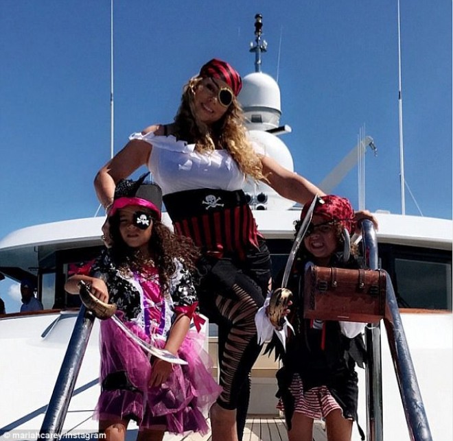 Meray Kerri və əkizləri yaxta sürdü - foto