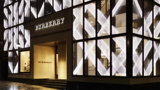 Kaya Gerber “Burberry”nin dəfiləsində podiuma çıxdı - fotolar