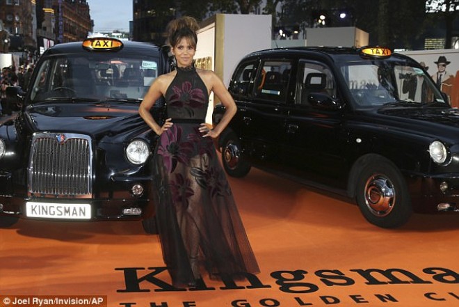 Büstqalter geyinməyən aktrisa sinəsini gül naxışı ilə örtdü - foto