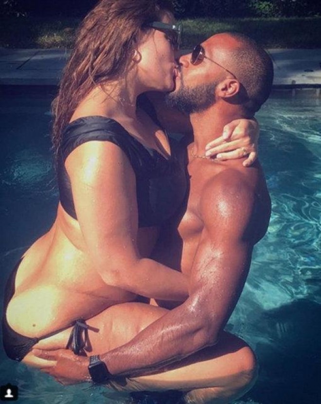 Eşli hovuzda həyat yoldaşı ilə öpüşdü - foto