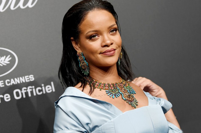Rihanna xeyriyyə tədbirində büstqalter geyinmədi - fotolar