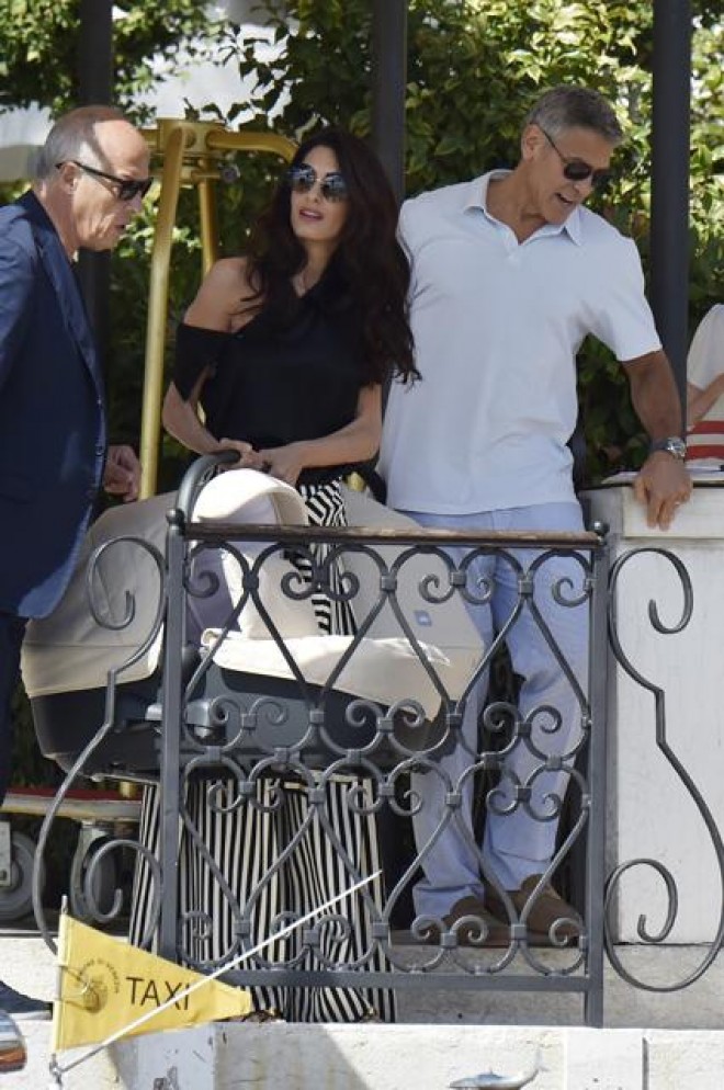 Corc və Amal Kluni əkizləri ilə Venesiyada - foto