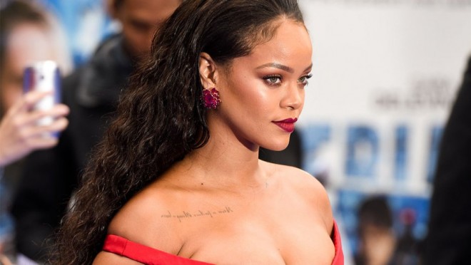 Rihanna dəfiləyə yarıçılpaq qatıldı - fotolar