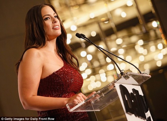 Kök model mükafat mərasiminə transparan geyimdə qatıldı - foto