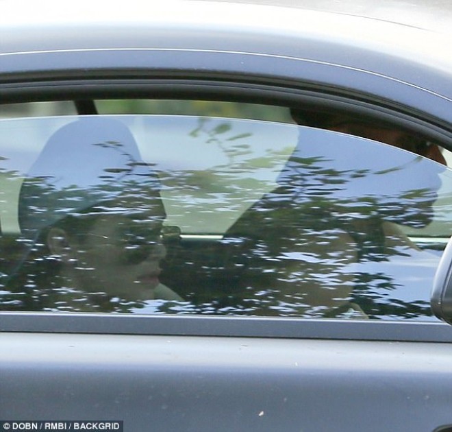 Sevgilisi ilə güntülənən Kendal üzünü gizlətdi - foto