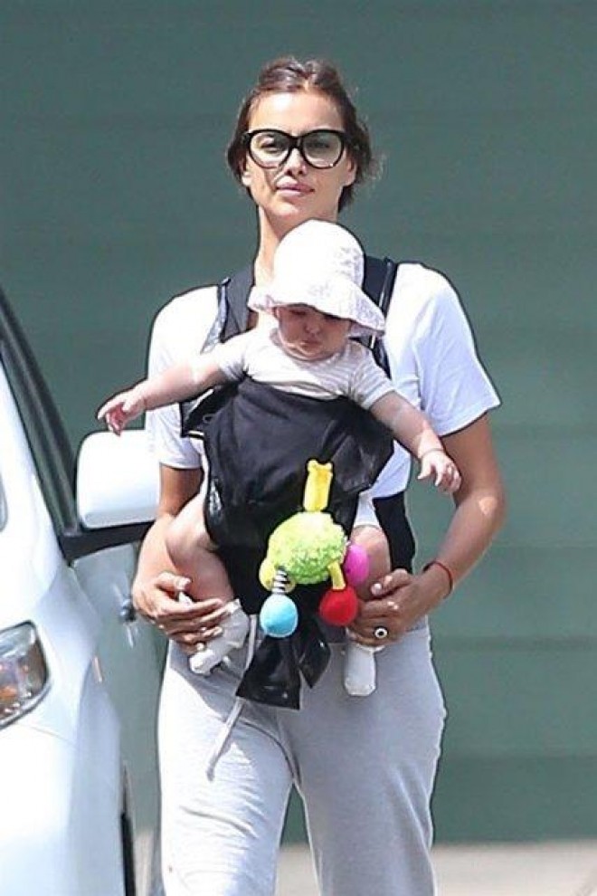 İrina qızı Lea ilə gəzintidə - foto