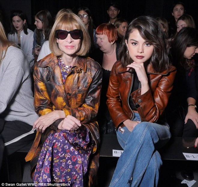 ​Selena büstqaltersiz transparan köynək geyindi - foto