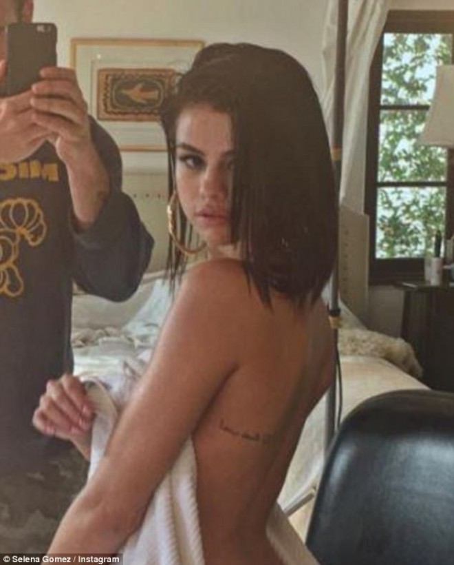 Selenanın yarıçılpaq fotosu