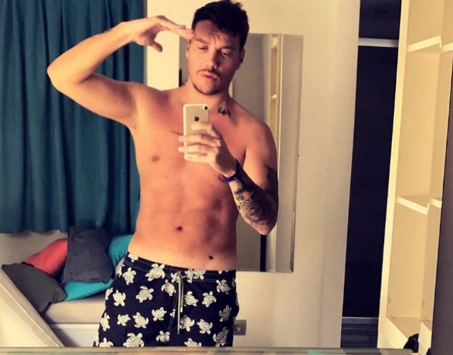 Sinan Akçıldan yarıçılpaq foto&nbsp;