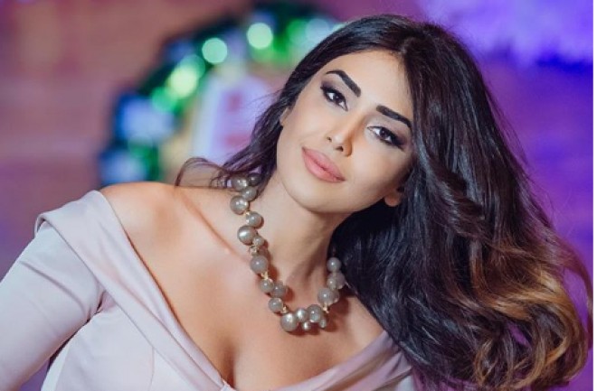 Pərvinin sinə dekolteli libası - foto