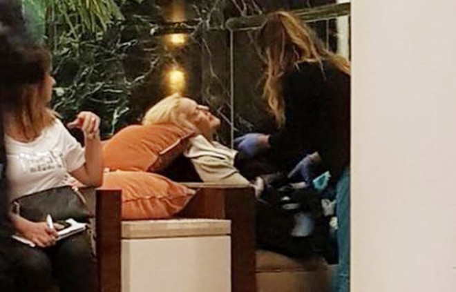Aktrisanın vəziyyəti otel dəhlizində qəfil pisləşib -&nbsp;foto