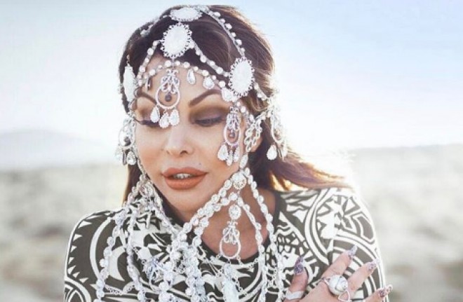 Aygünün dekolteli libası