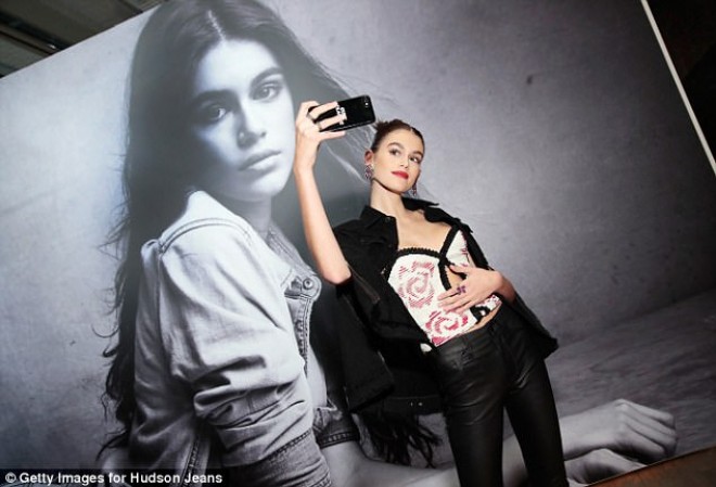 16 yaşlı model görünüşü ilə heyran etdi - foto